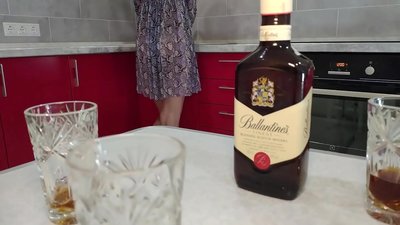 ඇගේ සැමියා සමඟ ලිංගිකව හැසිරීම